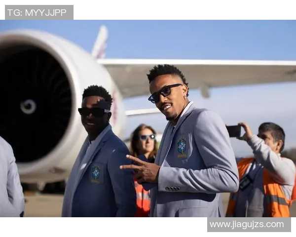 足球明星腹肌照展现男神魅力与健身成果引领潮流时尚风向标