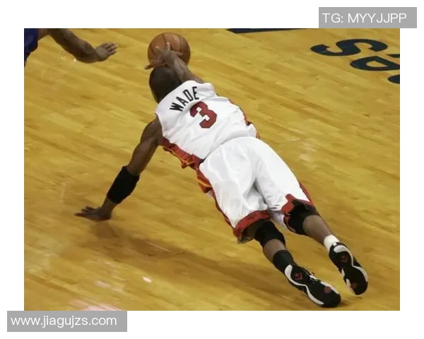 闪电侠篮球明星在赛场上的精彩瞬间与动感动作展示